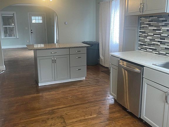 3rd image of 2129 N Clinton St