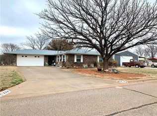 220 Magnolia Ave, Elk City, OK 73644