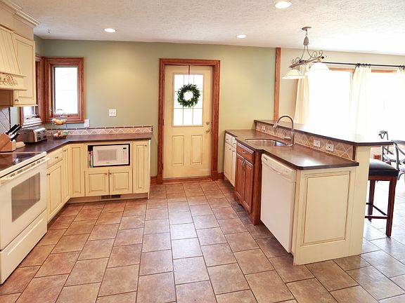 5th image of 28203 Hilliard Blvd