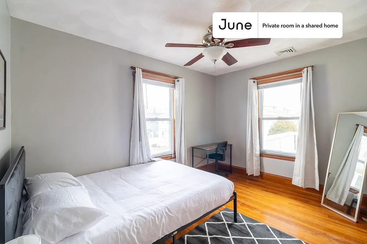 Queen bedroom in 5 bed/2 bath home in Medford #1834 A — Photo 2