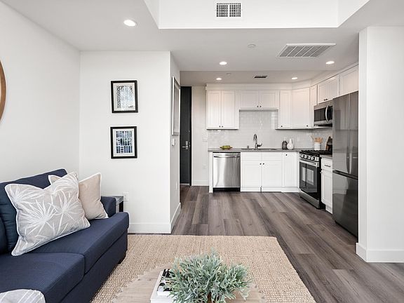 5th image of 667 N Wilton Pl #307