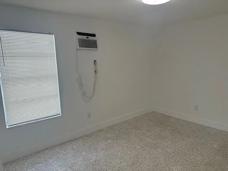 1252 NW 5th St — Photo 11