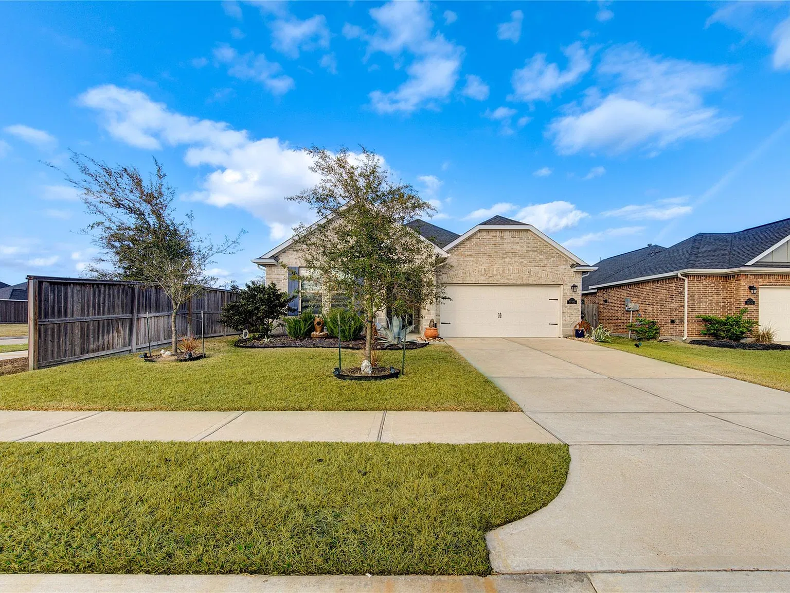 4 bed, 3.0 bath, 2053 sqft, $2,450 — Photo 2