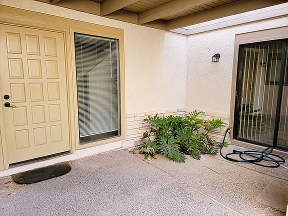 6901_Front door view three_07142022