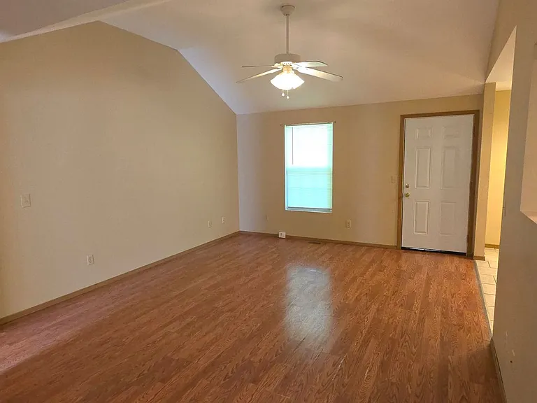 1049 S Missouri Ave — Photo 2