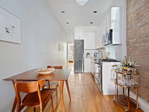 2nd image of 454 11th St APT 1R