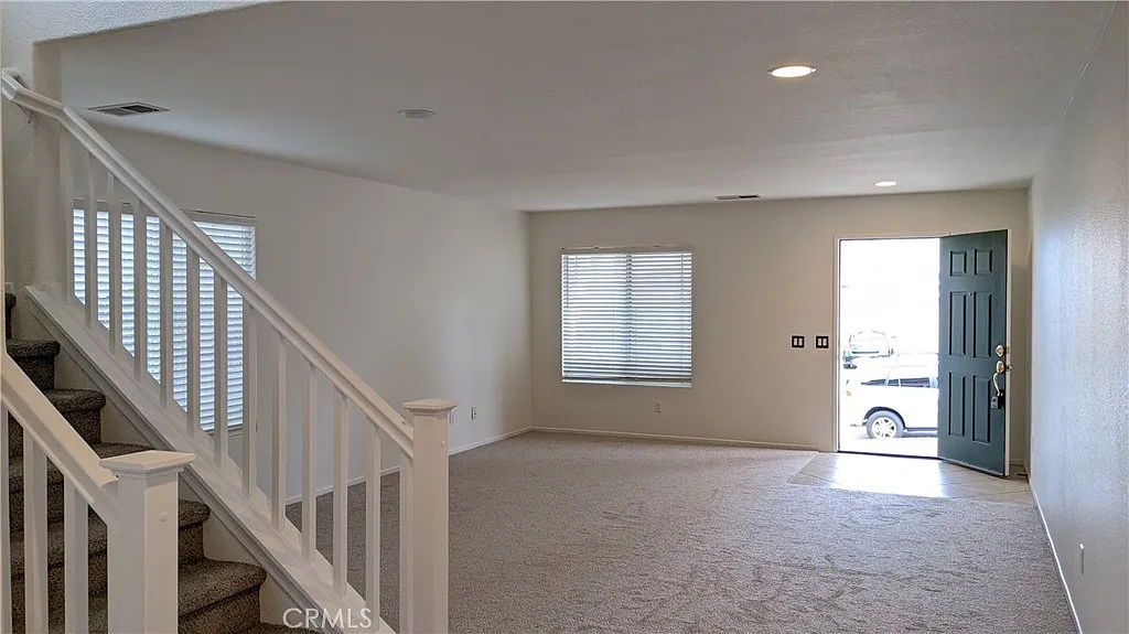 3 bed, 2.5 bath, 2284 sqft, $2,975 — Photo 4