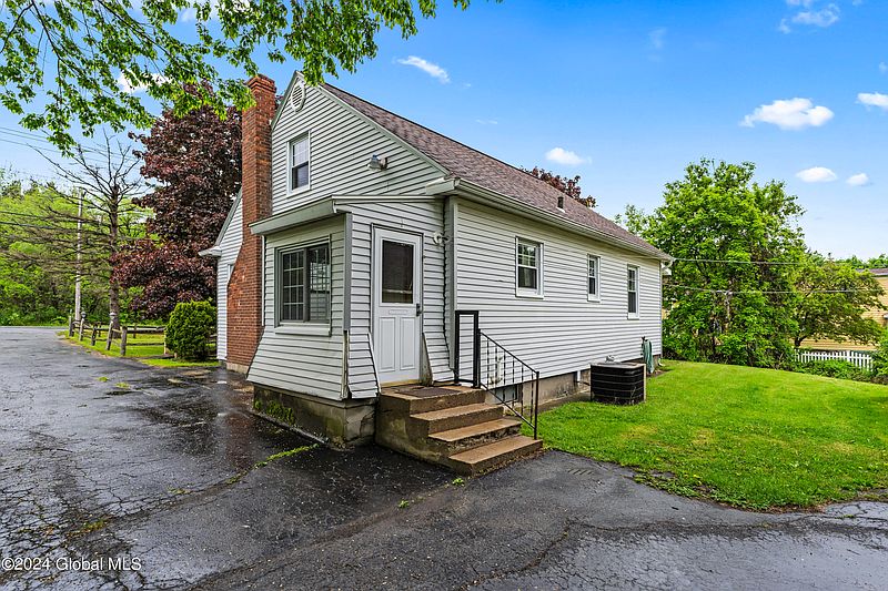 3rd image of 2142 River Road