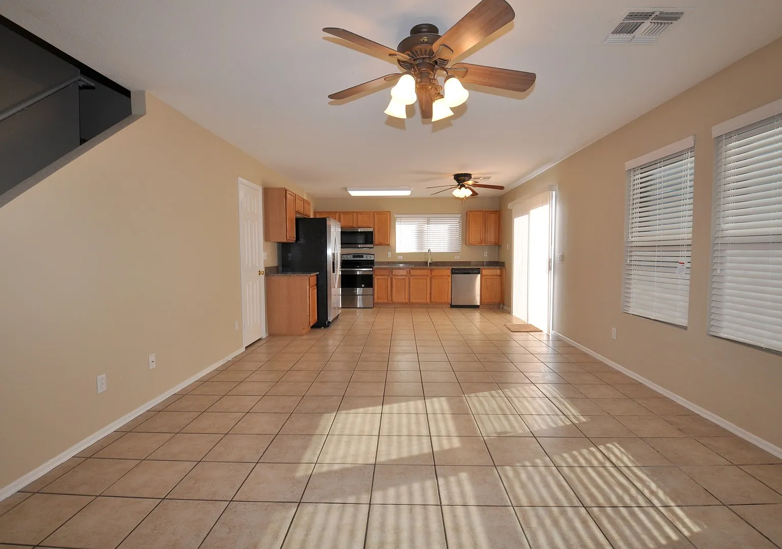 Excellent 3 bedroom/2.5 bath/2 car/1600 sqft remodeled home in Chandler. — Photo 4