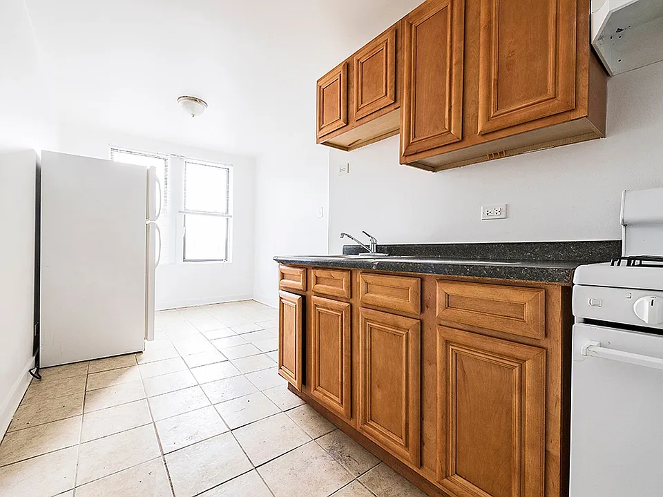808 W 76th