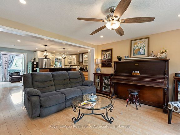 4th image of 11 Tamarack Ct