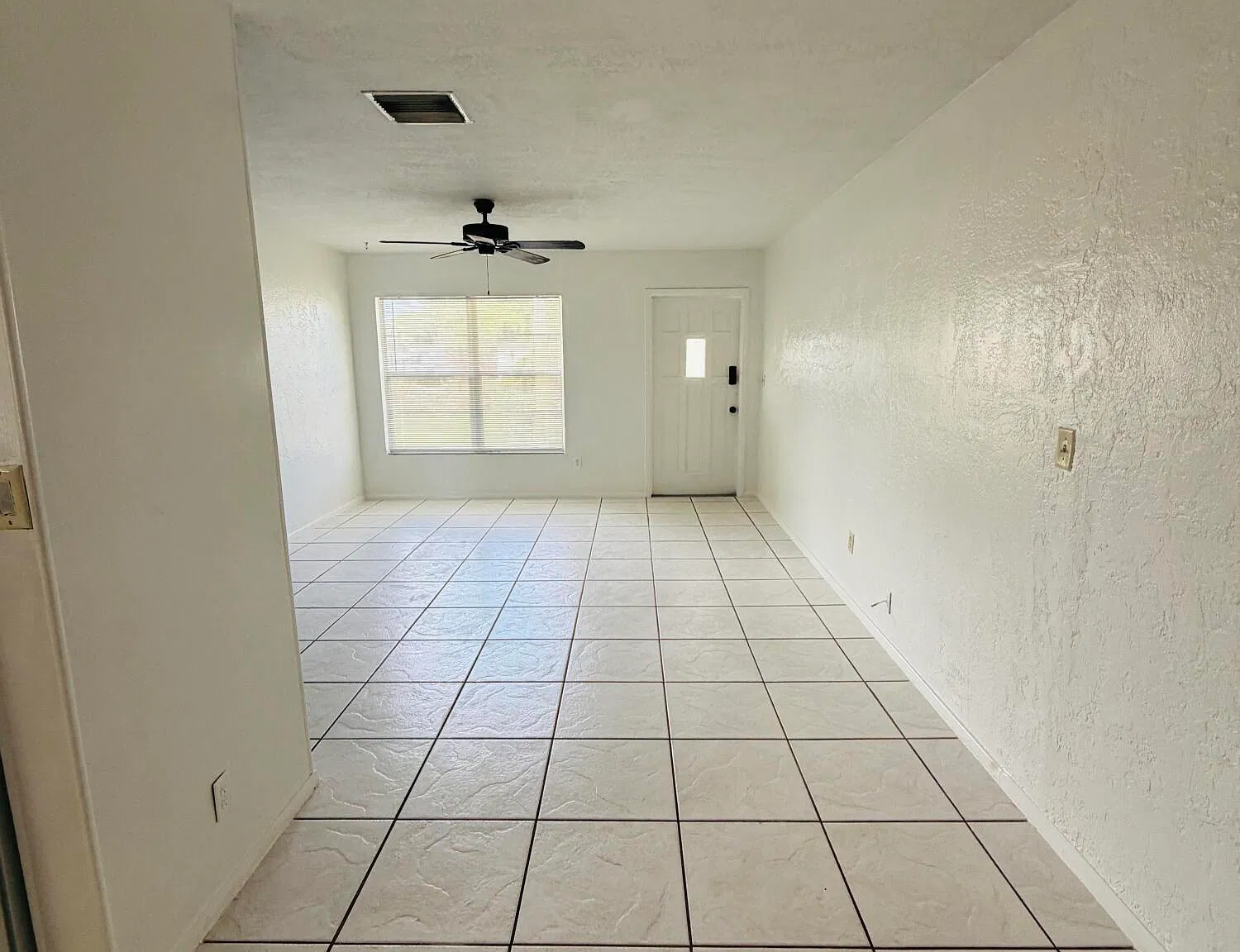 3 bed, 2.0 bath, 1050 sqft, $2,050 — Photo 2