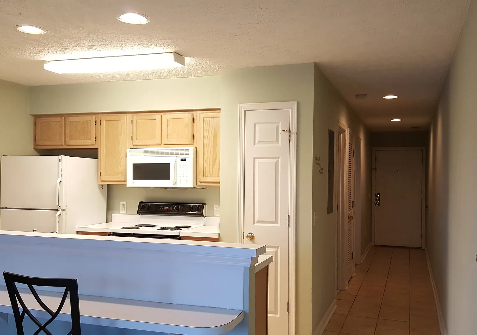 Reduced! Fully Furnished 1 Bedroom Condo In River Oaks — Photo 3