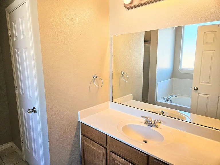 2341 Clairborne Dr — Photo 13