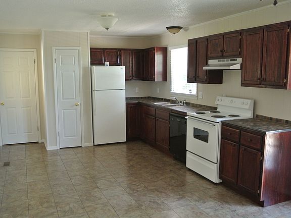 Kitchen w/ all appliances & Pantry