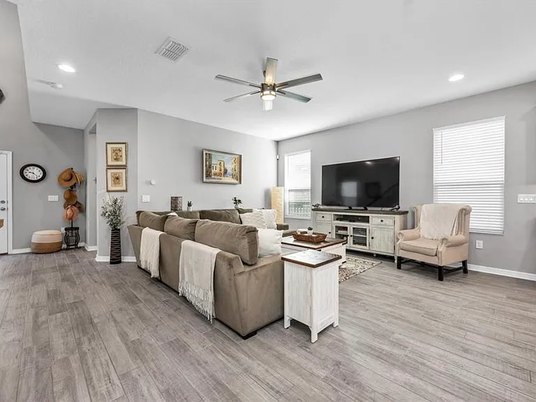 640 Bayern Ln — Photo 3
