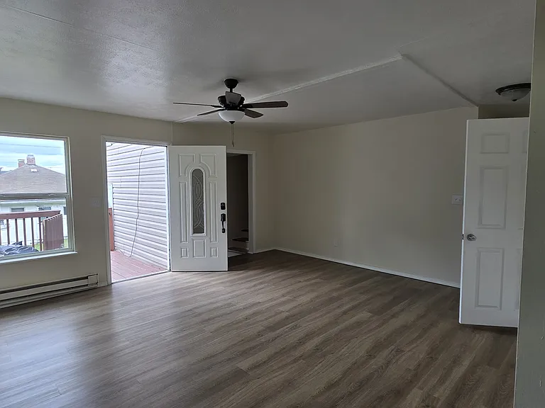 555 1/2 Canterbury Dr — Photo 6