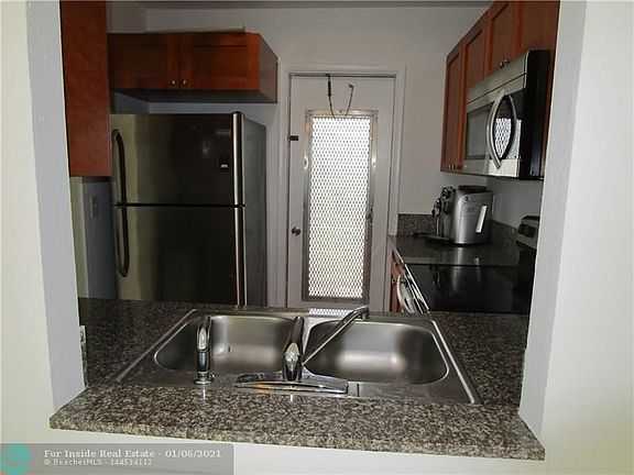 5th image of 560 SE 2nd Ave APT H25