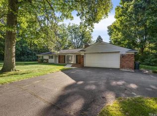 6068 Glyndebourne Dr, Troy, MI 48098