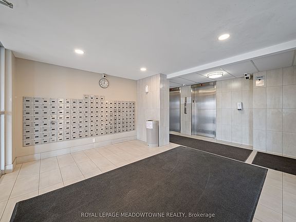 3rd image of 1100 Caven St #Penthouse 8