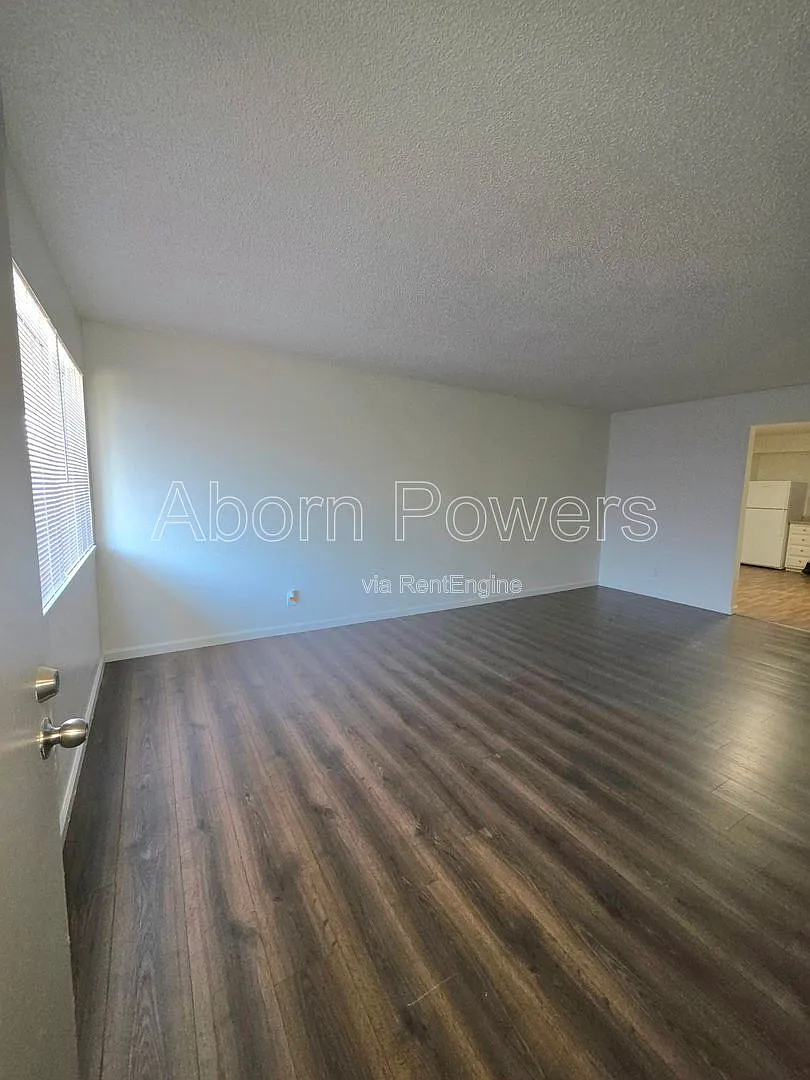 2 bed, 1.0 bath, $1,400 — Photo 2