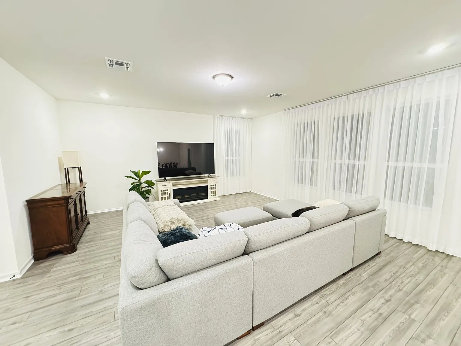 4 bed, 2900 sqft, $800 — Photo 1