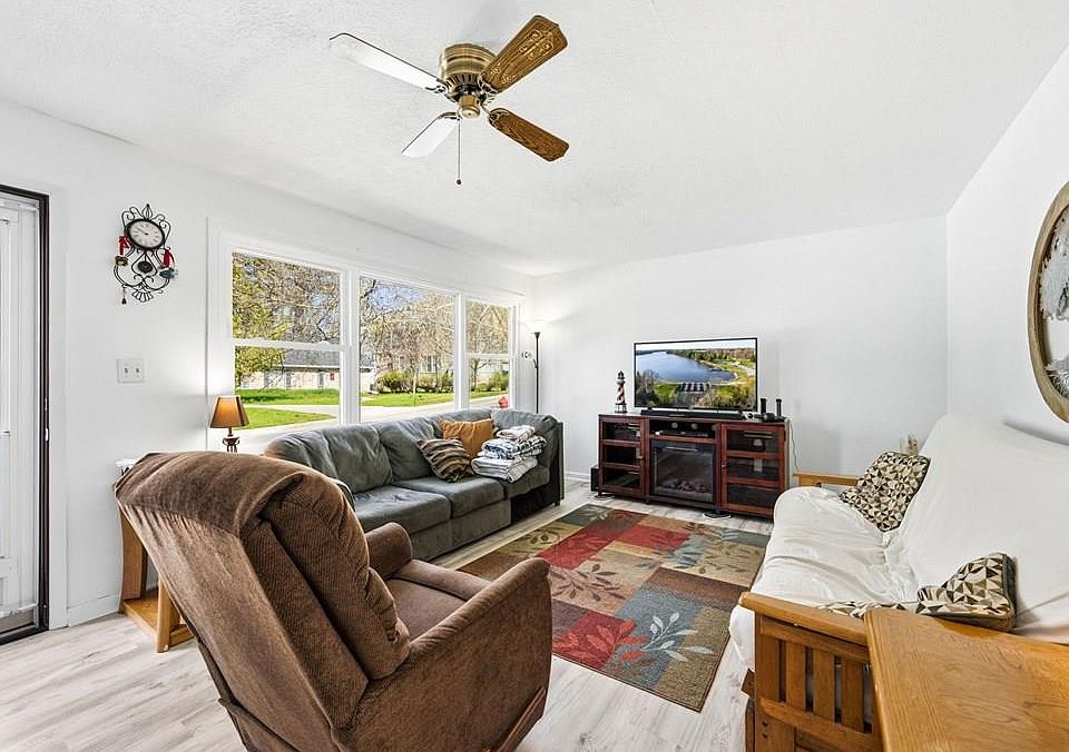 1st image of 140 N 8th Pl