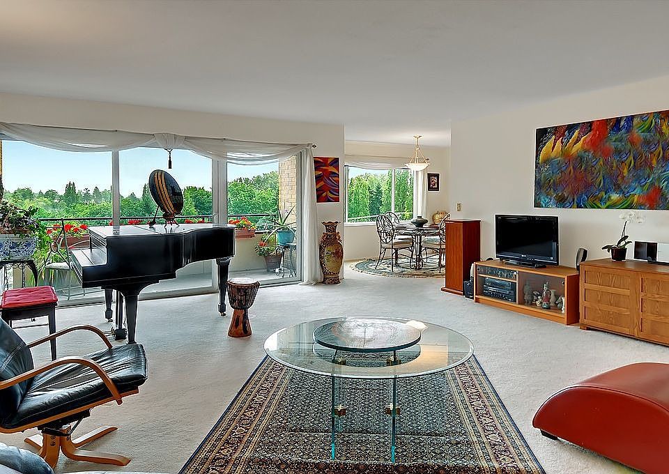 Big and bright Mt Rainier view living room.