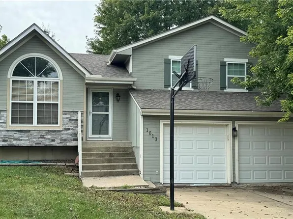 1613 W Christi Ln, Raymore, MO 64083