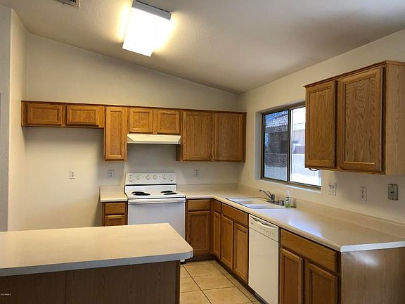 3rd image of 527 W Grovers Ave