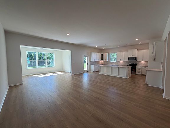 3rd image of 135 Northbrook Dr