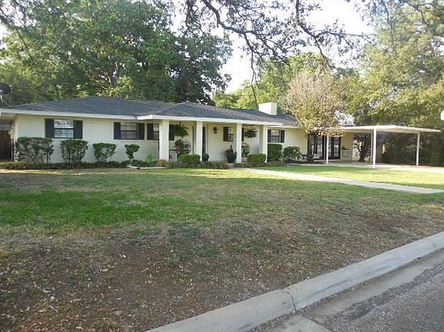 BEAUTIFUL CURB APPEAL TO THIS LOVELY HOME