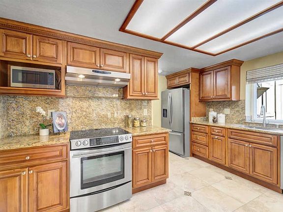 5th image of 16139 Loretta Ln