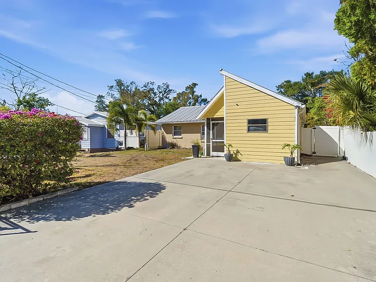 305 N Conrad Ave — Photo 2
