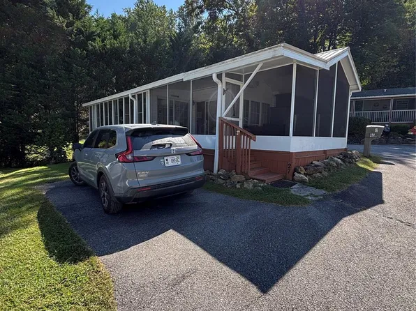 27 Levi Dr, Maggie Valley, NC 28751