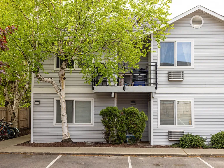 1100 N Alder St — Photo 4