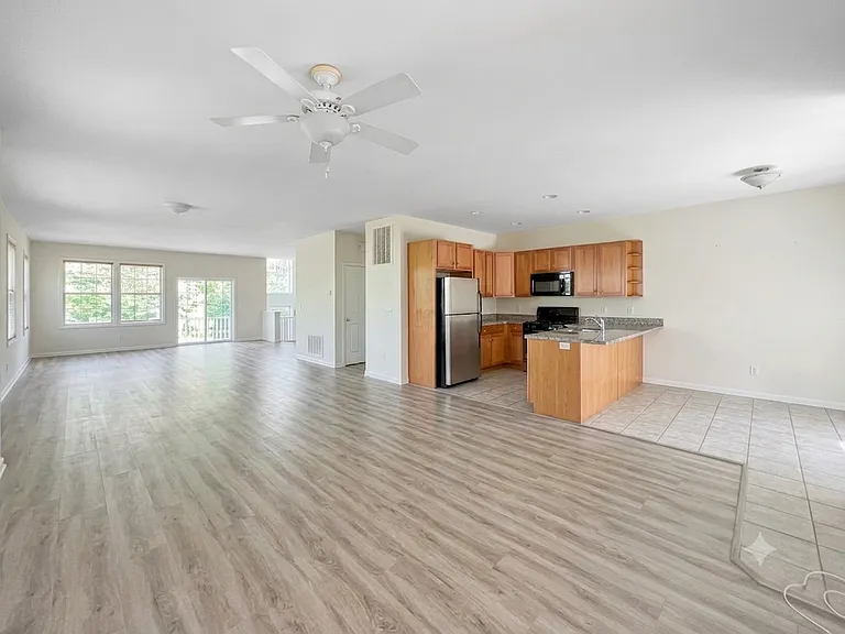 61 N River Dr — Photo 4