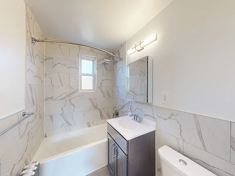 Lindcrest Apartments — Photo 16