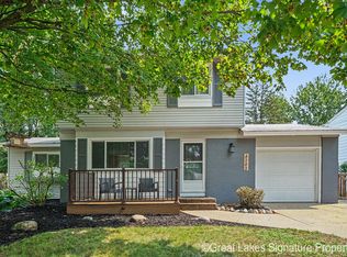 8282 Courtland Dr NE, Rockford, MI 49341