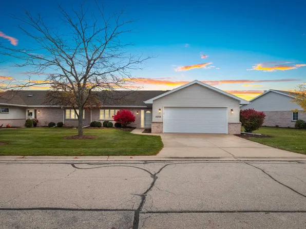 1638 Twin Lakes Cir, Green Bay, WI 54311