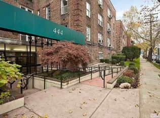 444 Middle Neck Rd, Great Neck, NY 11023