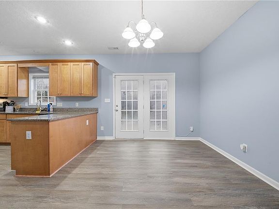 5th image of 357 W Queen St