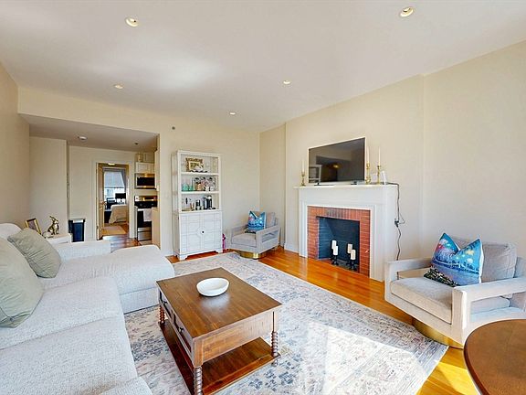 5th image of 4 Charlesgate E APT 406