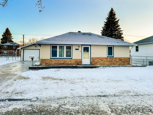 2209 10th Ave N, Grand Forks, ND 58203