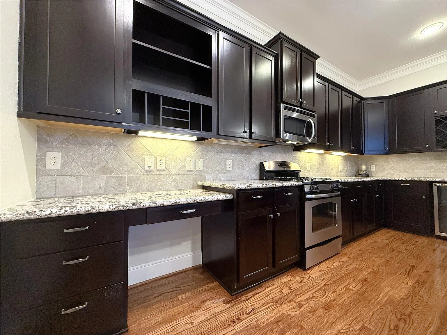 3 bed, 2.5 bath, 2287 sqft, $3,650 — Photo 3