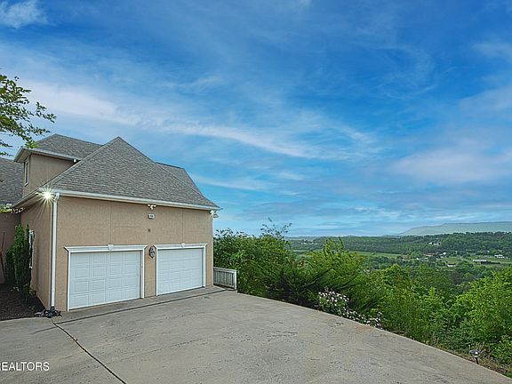 3rd image of 1012 Falcon Crest Dr