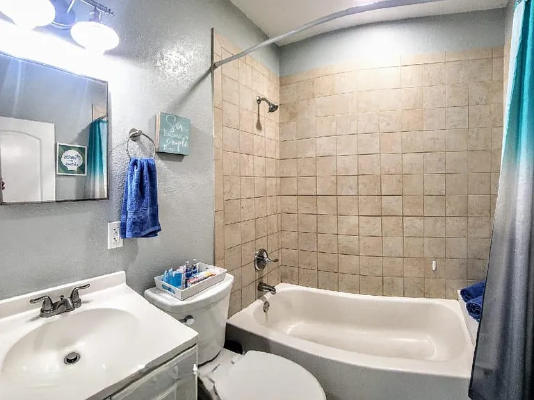 2705 W Columbus Dr — Photo 8