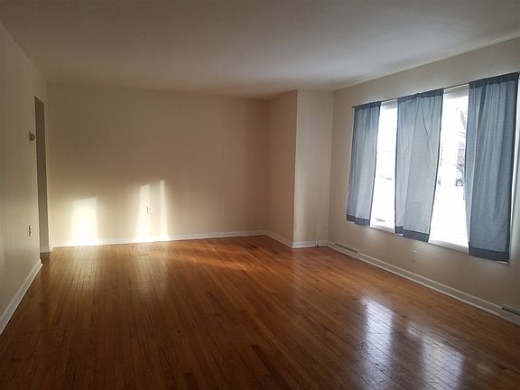4th image of 50 Wells St