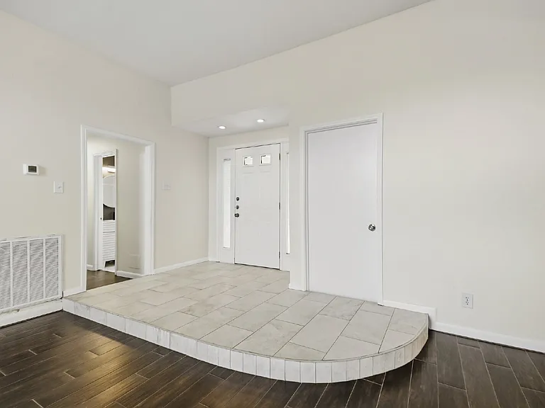 830 Seacliff Dr — Photo 3