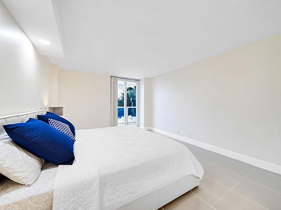 4th image of 100 Bayview Dr APT 231